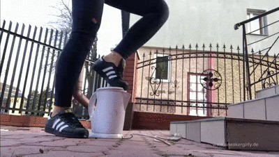 Sneaker-girl Crimson Queen – Crushing A Water-heater