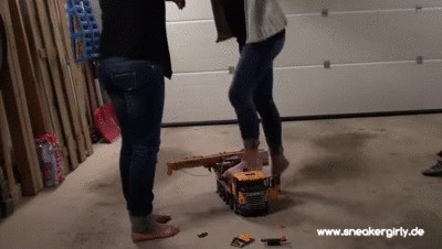 2 Girls Vs Bruder Toy Cars