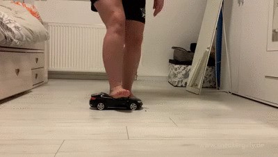 Sneakergirly Gina – Toy Car Barefeet